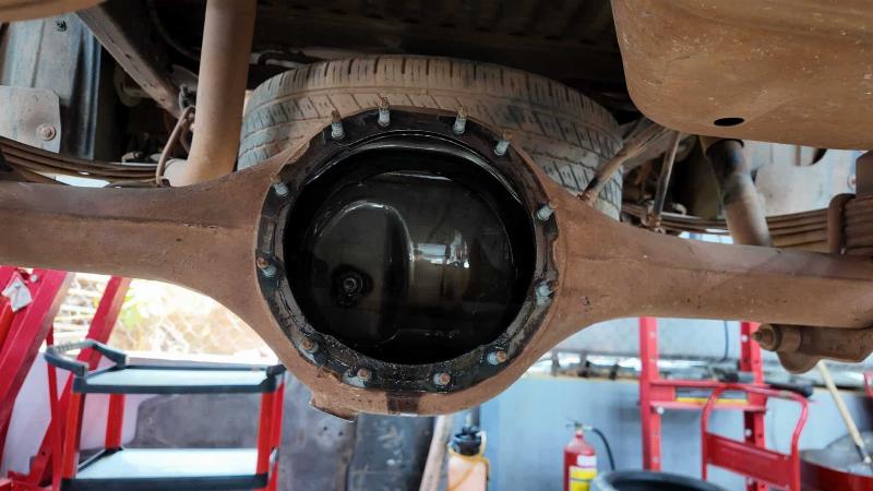 Ky thuat thay dau vi sai o to dung cach tai garage